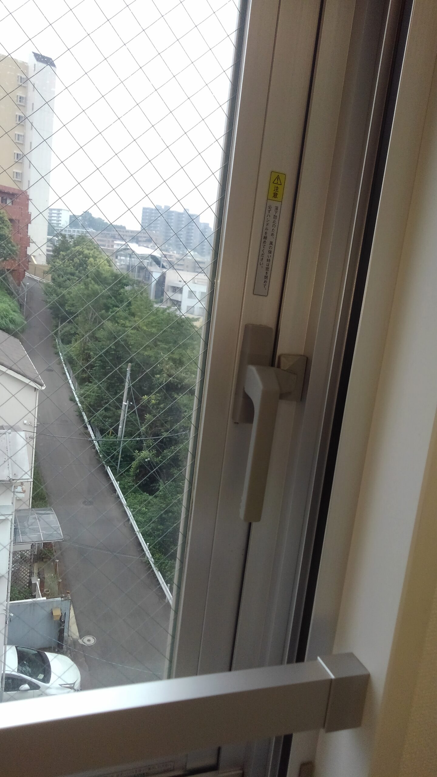 「縦すべり出し窓」が閉まらない状態の点検修理 かぎや盛岡べん｜ 鍵を開ける・修理・交換｜神奈川県、東京都全域対応