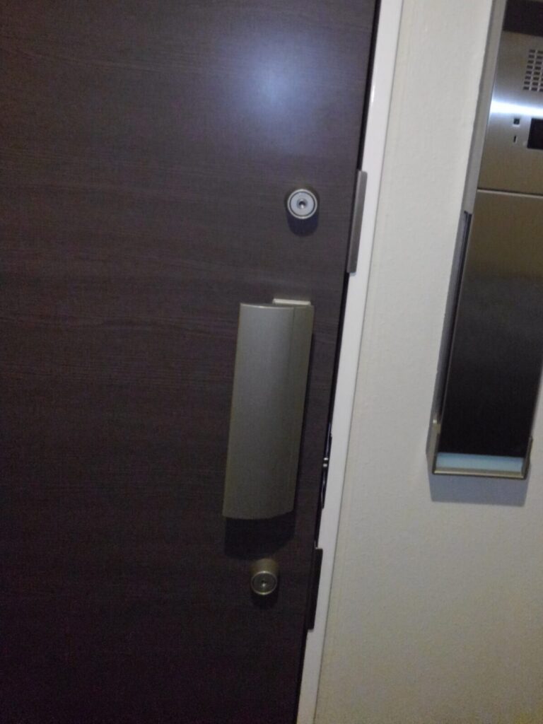 U-shaped door bar